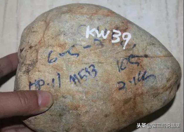 行家揭秘翡翠原石皮壳上的那些事！不懂这个不算会玩石头
