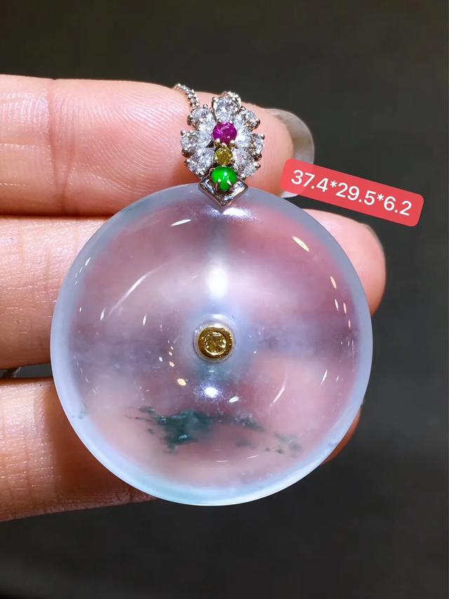 翡翠平安扣为何如此受大众喜欢？我们应该如何正确选择佩戴它呢！