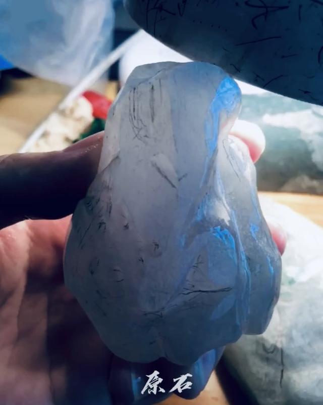 一块冰种翡翠起货威风凛凛的齐天大圣牌子，果冻质感