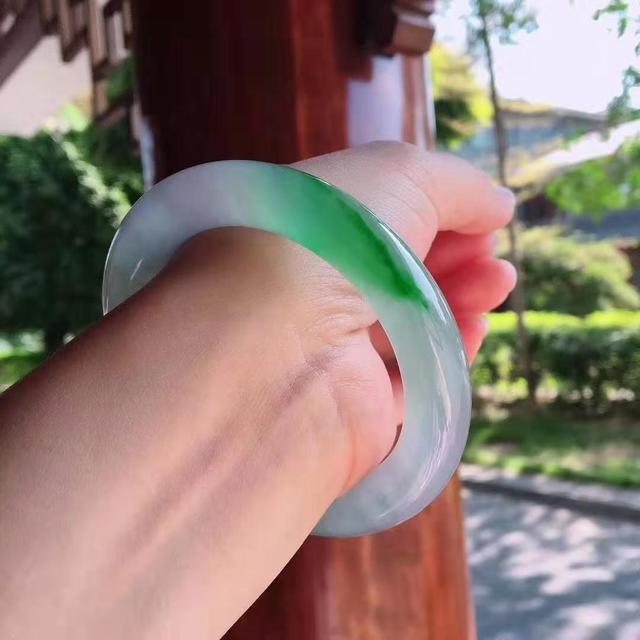 真正佩戴后才发现，这样的翡翠如此令人心动