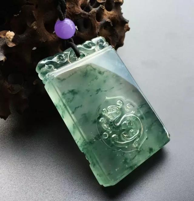 翡翠中的黑癣一定是瑕疵？有些癣的观赏性不一定比飘花低