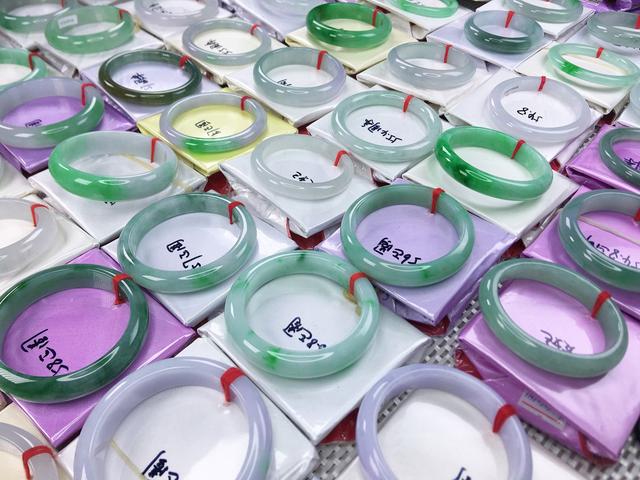 预算有限的前提下，翡翠手镯，看种水还是色？
